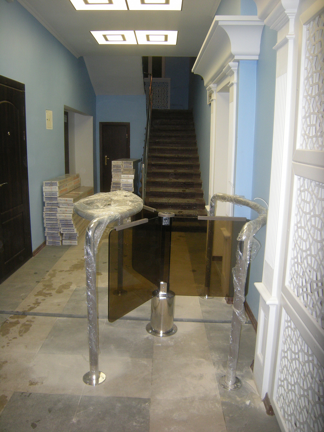 Роторный турникет с лопостями из тонированного стекла триплекс.