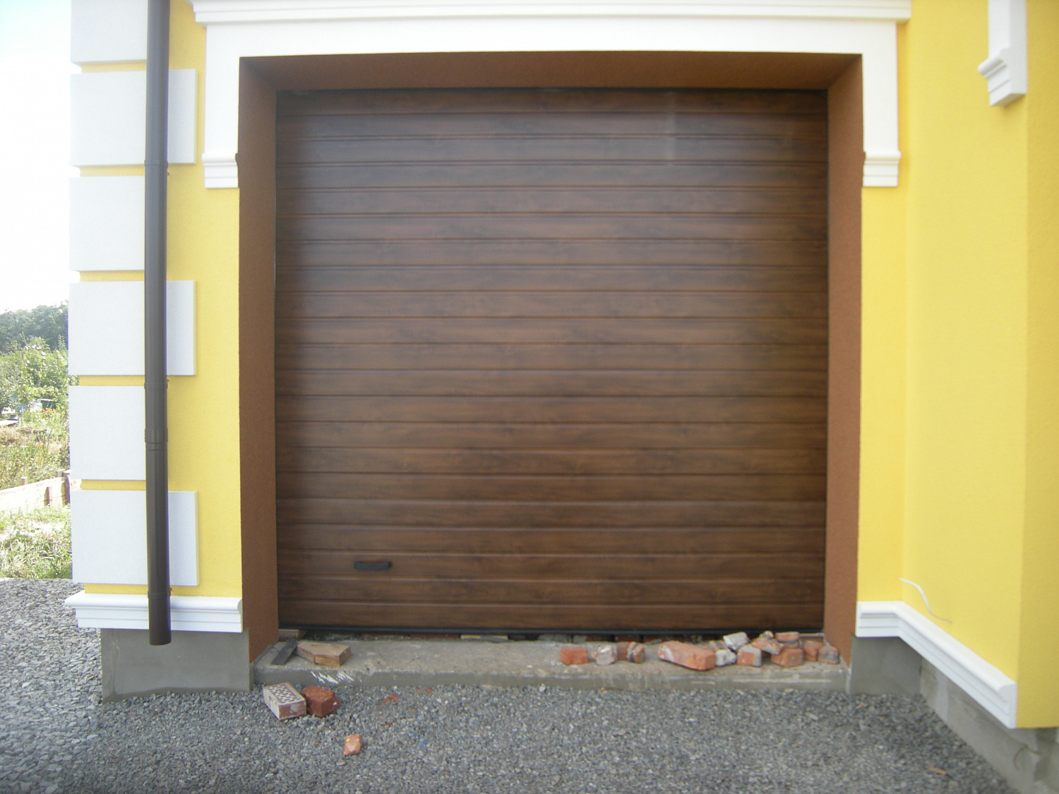 Гаражные секционные ворота s-гофр тёмный дуб.