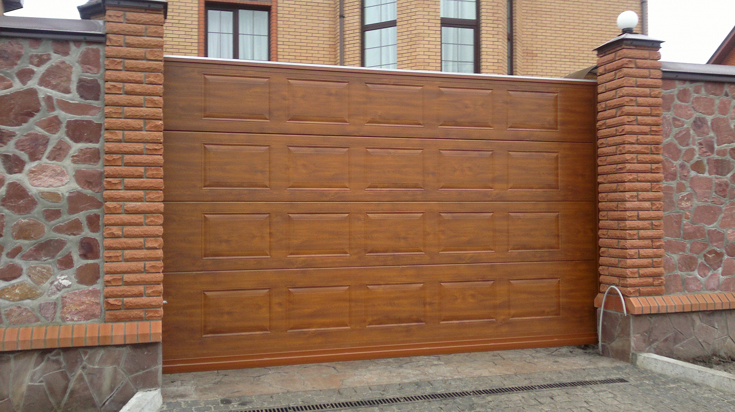 Ворота откатные автоматические,плюс калитка,заполнение сендвич панели филёнка золотой дуб.