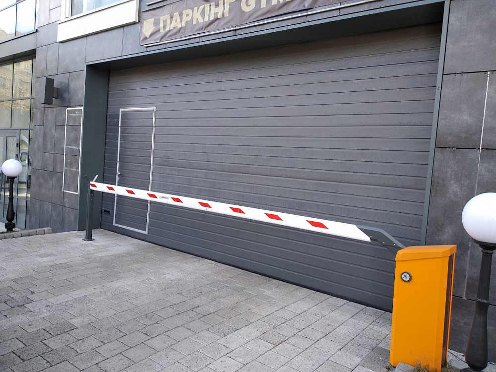 Ворота секционные промышленные с калиткой. ЖК Новопечерские липки Киев.