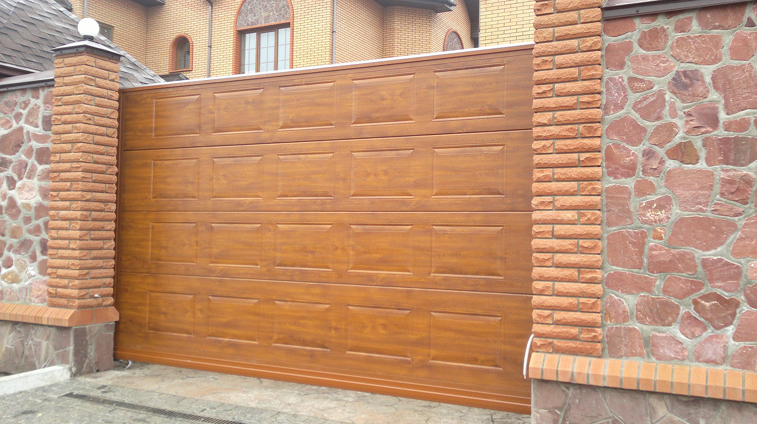 Ворота откатные автоматические,плюс калитка,заполнение сендвич панели филёнка золотой дуб.