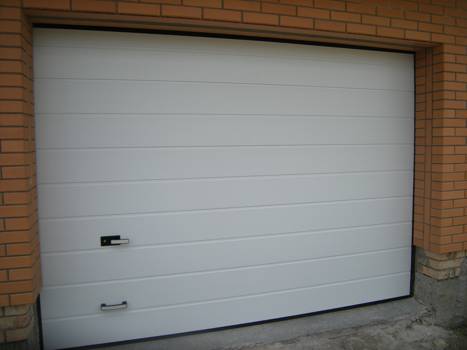 Ворота гаражные секционные. Полотно м-гофр цвет белый.