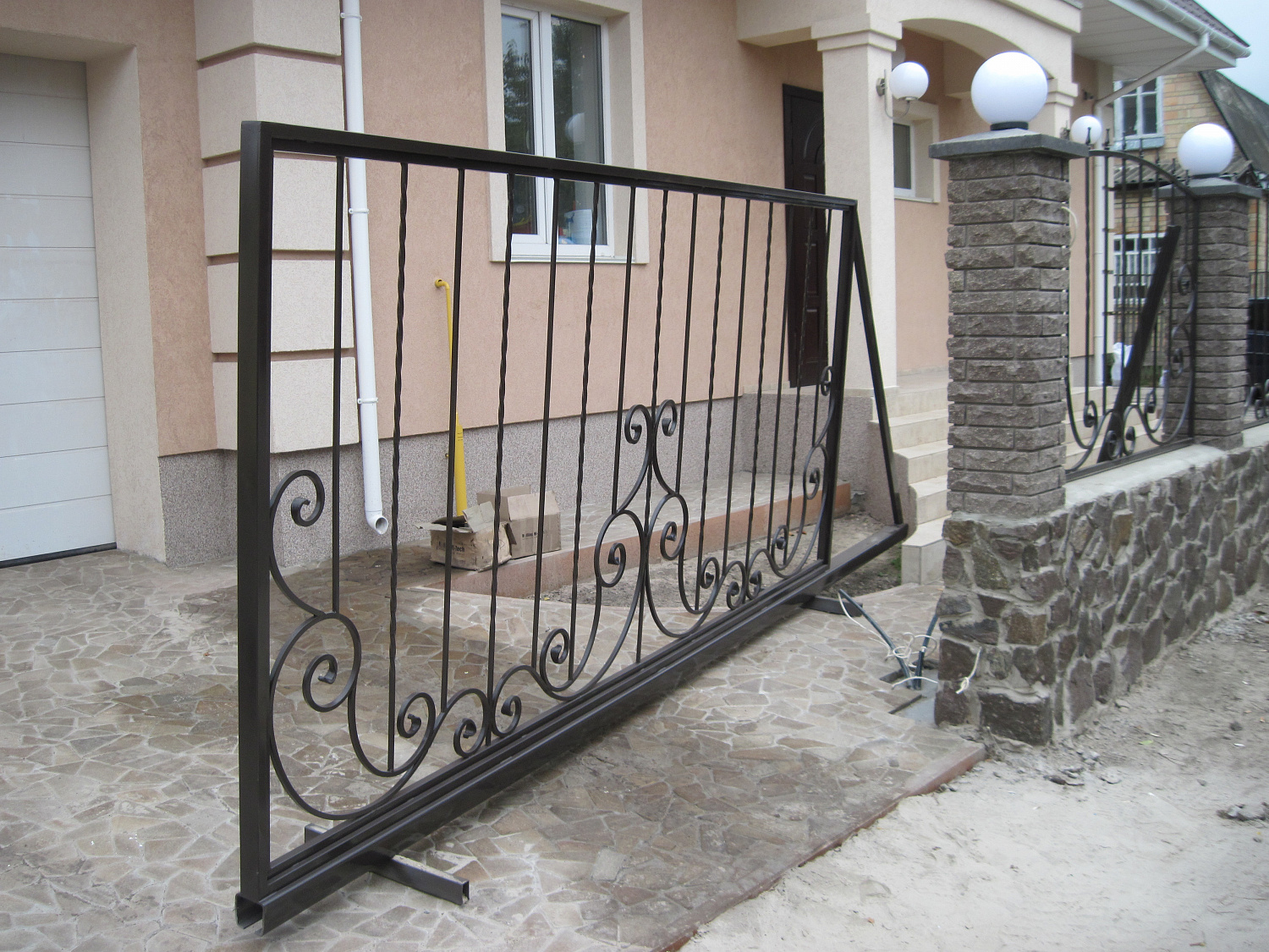 Ворота відкатні та хвіртка з елементами ковки.