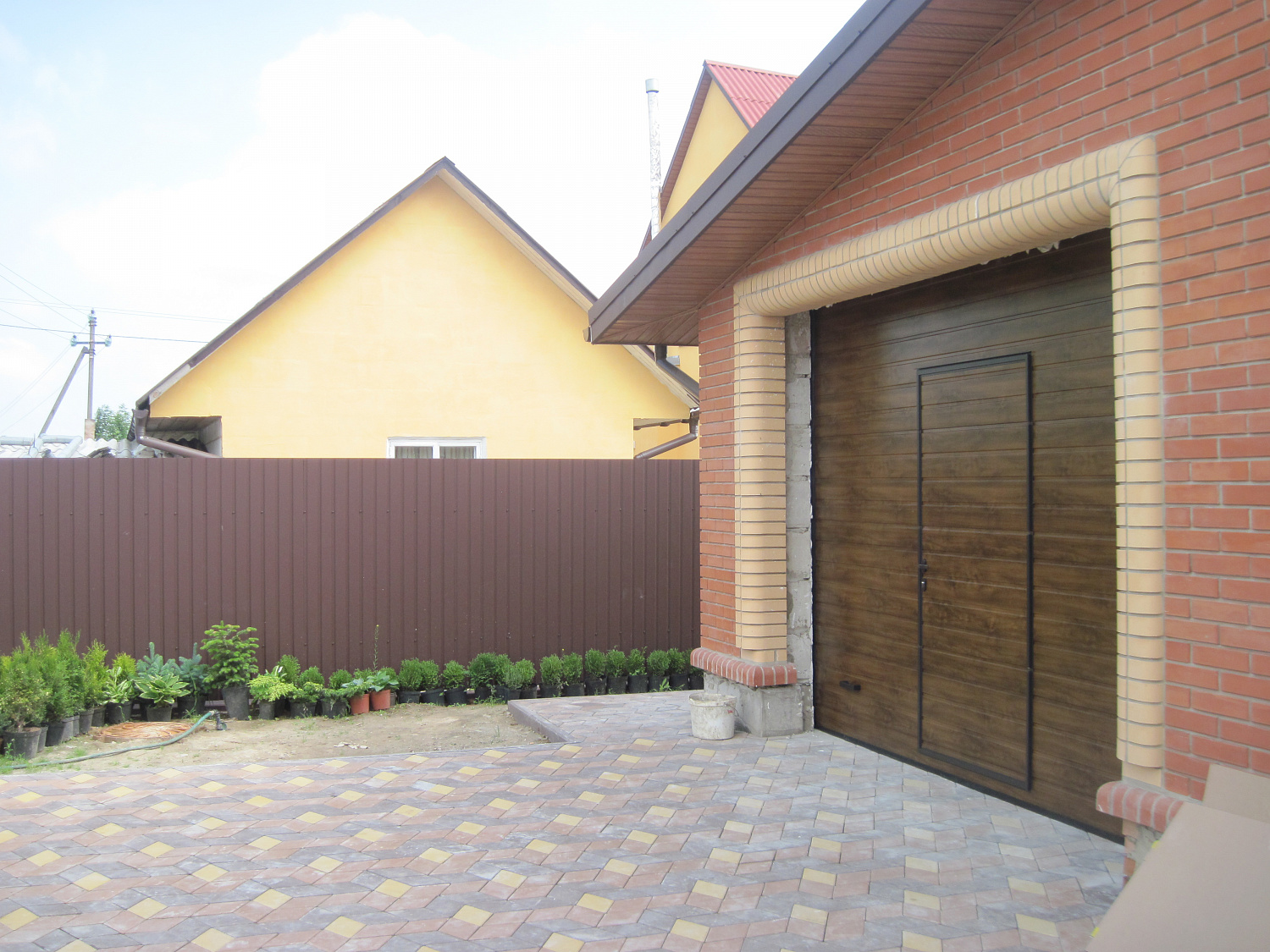 Ворота автоматические гаражные Алютех с калиткой.