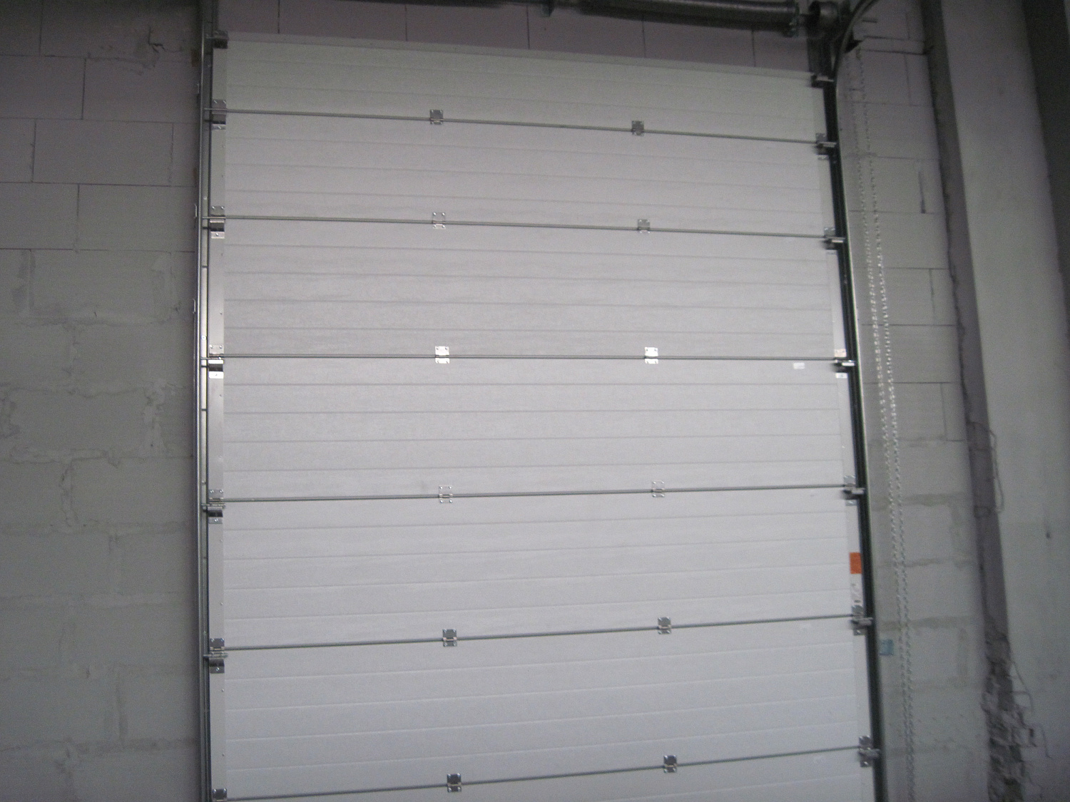 Промышленные ворота с цепным редуктором. Панель S-гофр, цвет серебристый металлик.