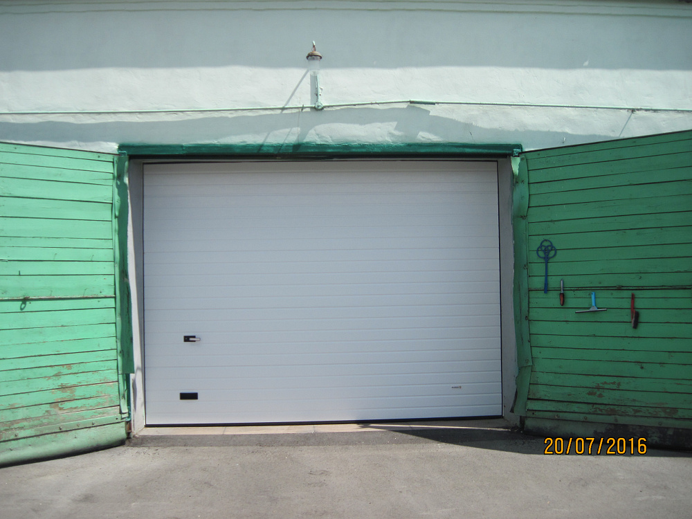 Утепление проемов в боксах воротами Алютех.