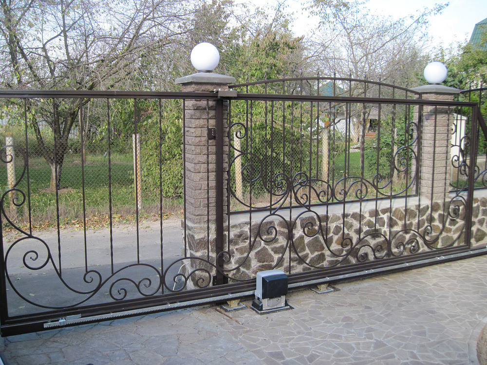 Ворота откатные автоматические и калитка с элементами ковки.