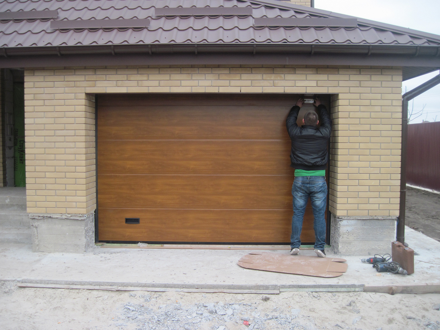 Гаражные автоматические ворота Алютех. Полотно L-гофра, цвет золотой дуб.