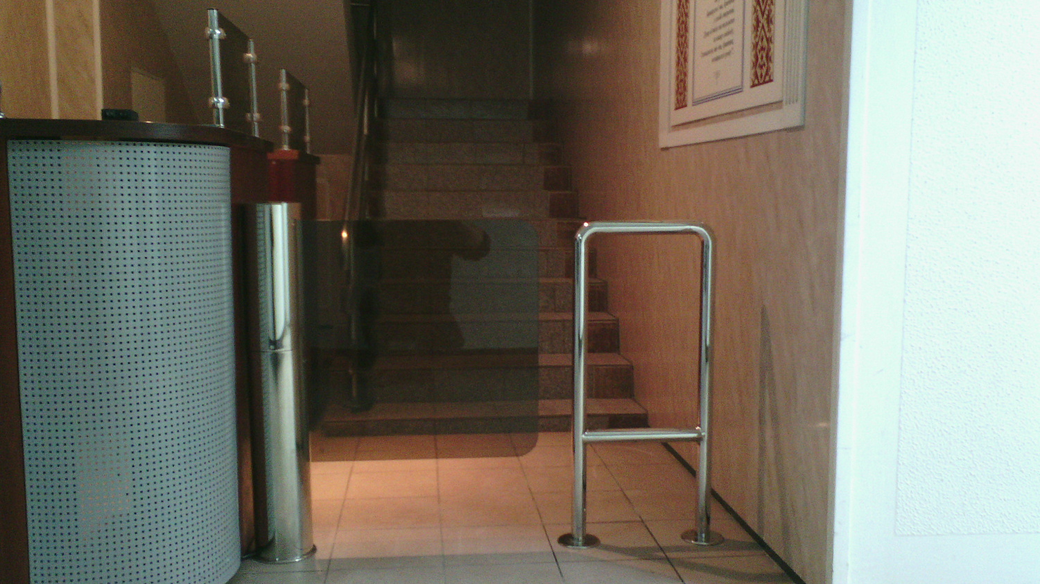 Установка турникета-калитки GATE-GS с полированной стали и тонированным ударопрочным стеклом (МАУП).