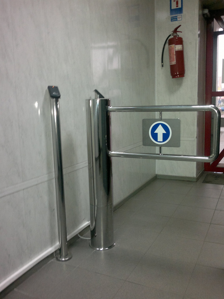 Турникет-калитка Gate -T и стойки под считыватель из полированной нержавеющей стали.
