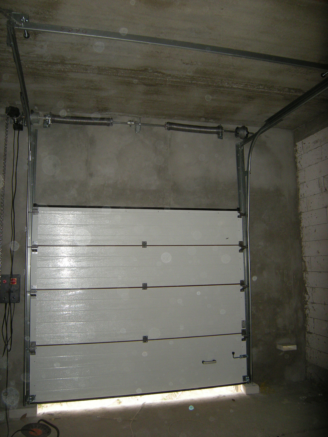 Секционные ворота, вариант высокий монтаж  с панелью S-гофр, цвет золотой дуб.