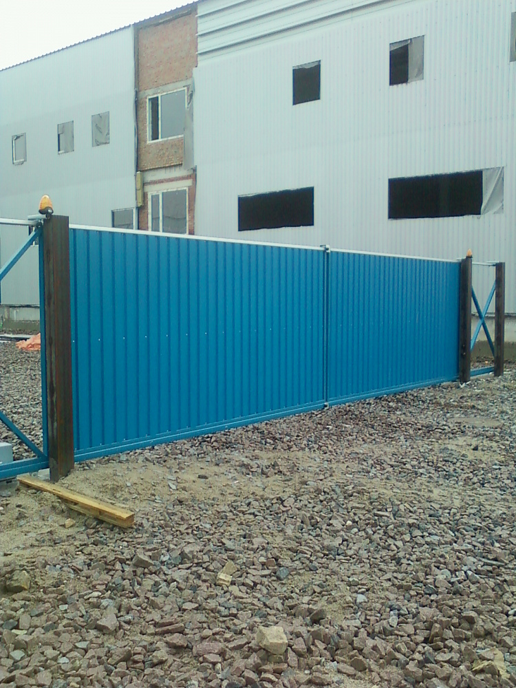 Ворота откатные из двух створок, открываются автоматически синхронно.