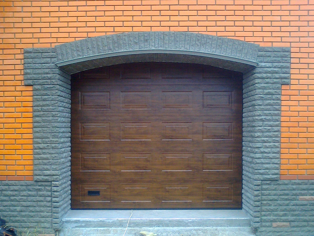 Ворота секционные автоматические с высоким монтажом,полотно филенка темный дуб.