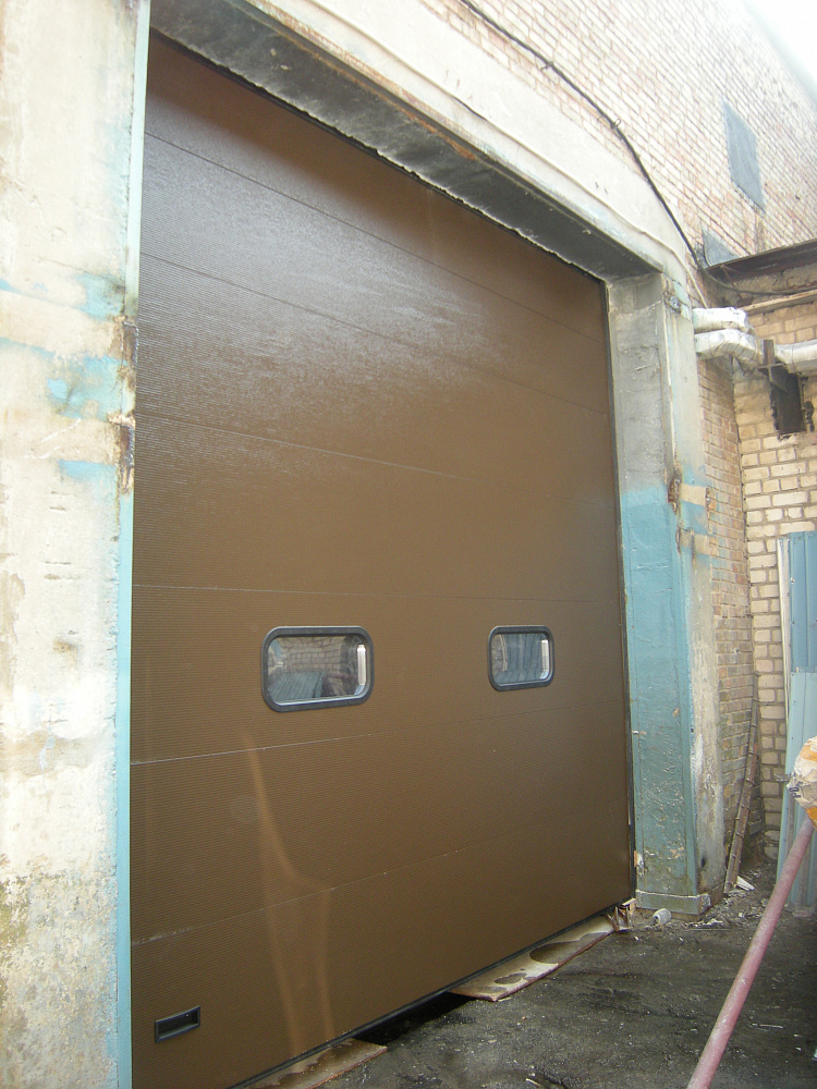 Промышленные ворота Алютех с антикороззийным покрытием. Высокий монтажом с верхним расположением вала, панель микроволна, цвет коричневый RAL 8014.