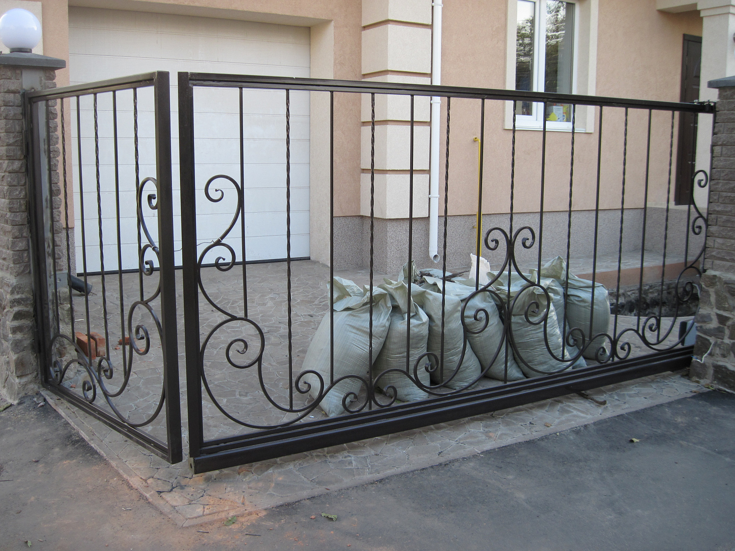 Ворота відкатні та хвіртка з елементами ковки.