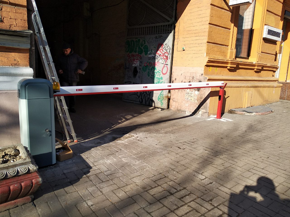 Шлагбаум An-motors cо стационарной опорой под стрелу.