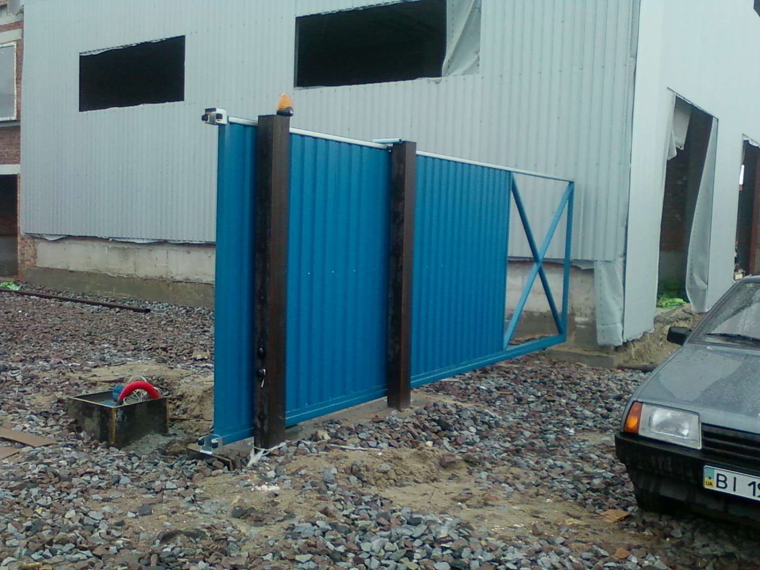 Ворота откатные из двух створок, открываются автоматически синхронно.