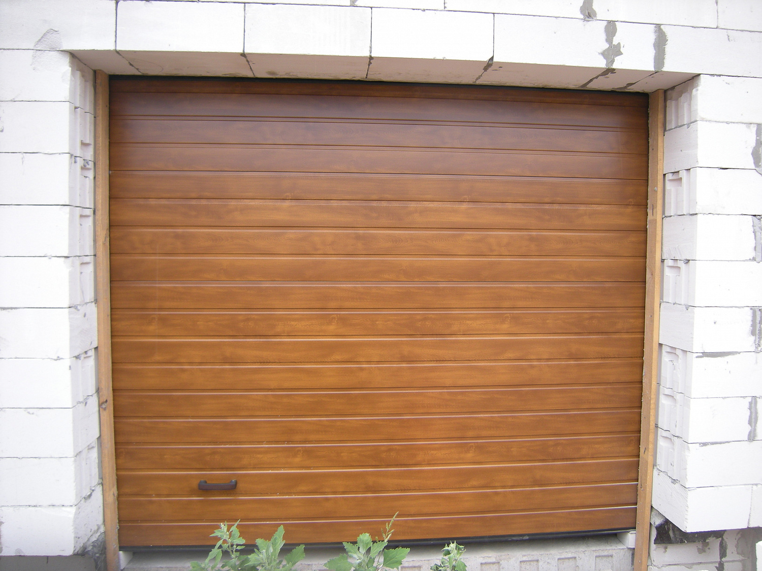 Секционные ворота, вариант высокий монтаж  с панелью S-гофр, цвет золотой дуб.