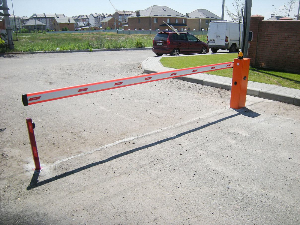 Шлагбаум автоматический Nice WIL4 с доп.стойкой под фотоэлемент безопасности. 