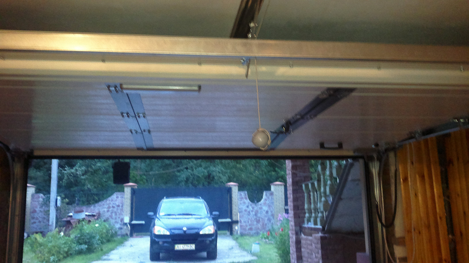 Гаражные автоматические ворота со встроенной калиткой серии Classic.