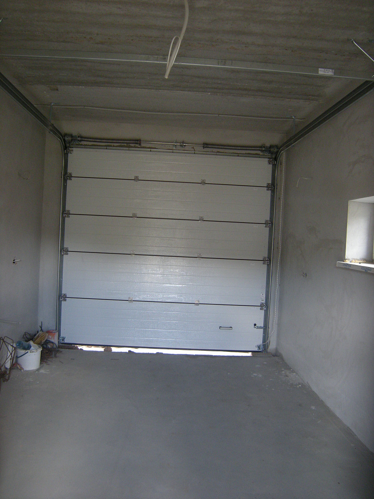 Гаражные секционные ворота s-гофр тёмный дуб.