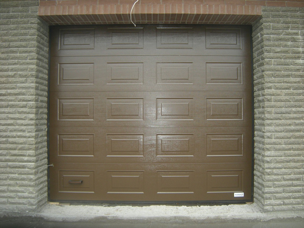 Ворота Алютех секционные гаражные Classic, панель филенка, цвет коричневый.