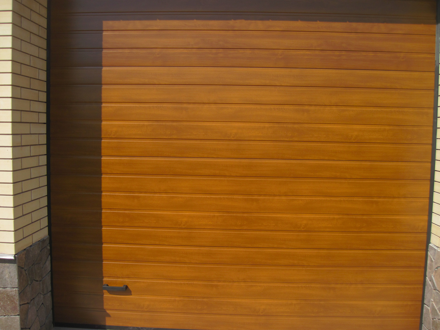 Ворота гаражні секційні, панель s-гофр золотий дуб.