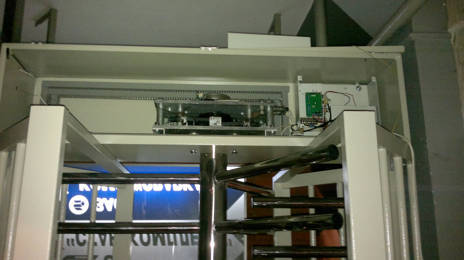 Турникет полноростовой однопроходной электромеханический с аварийной калиткой.Модель SESAME корпус стальной окрашенный, ротор н/ж полированный.