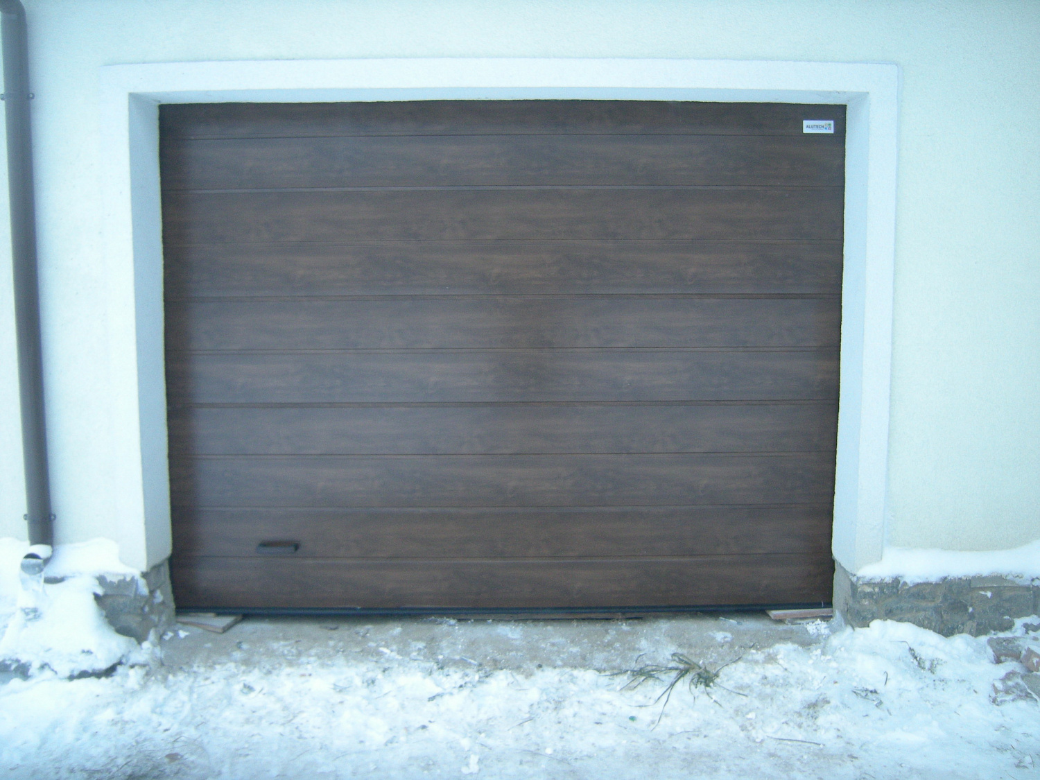 Ворота секционные Classic м-гофр, тёмный дуб.