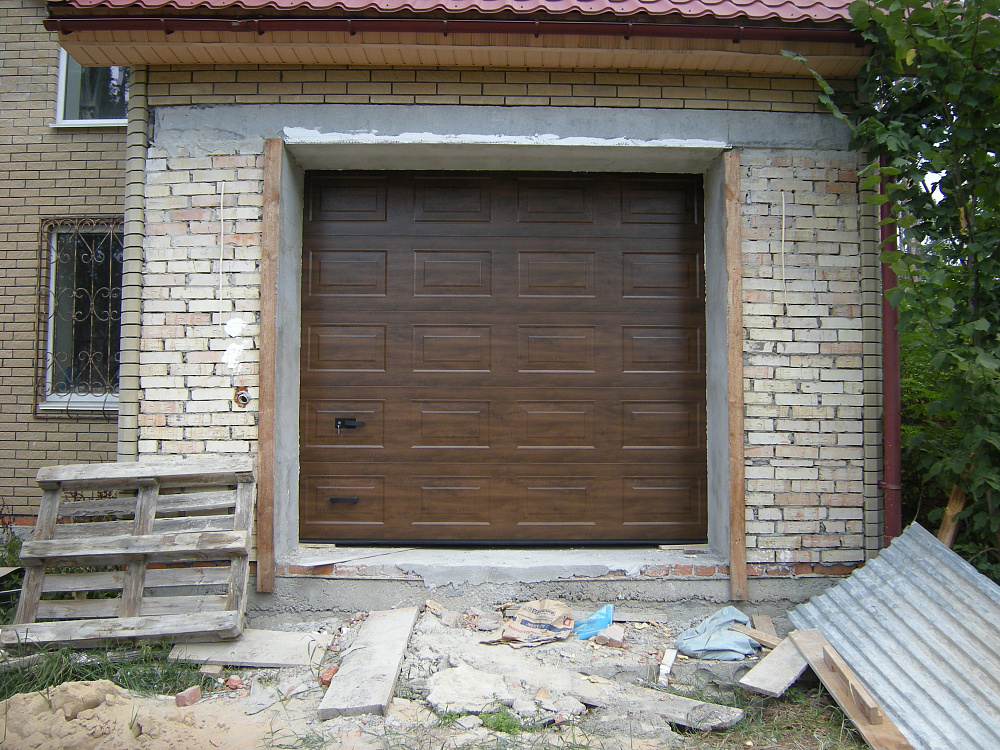 Ворота секционные полотно филёнка тёмный дуб.