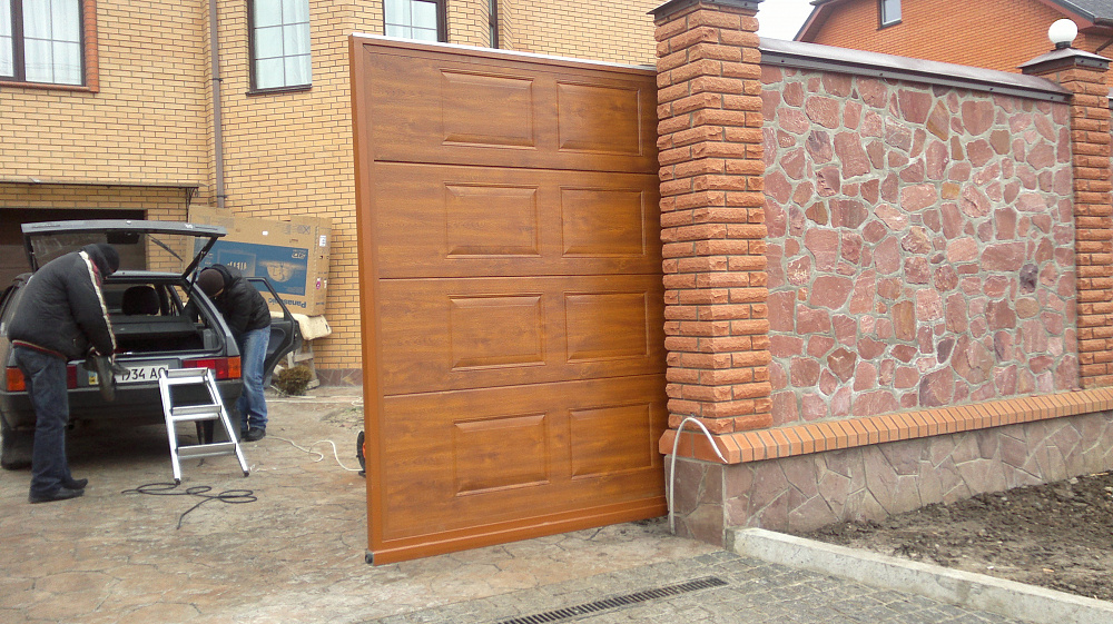 Ворота откатные автоматические,плюс калитка,заполнение сендвич панели филёнка золотой дуб.