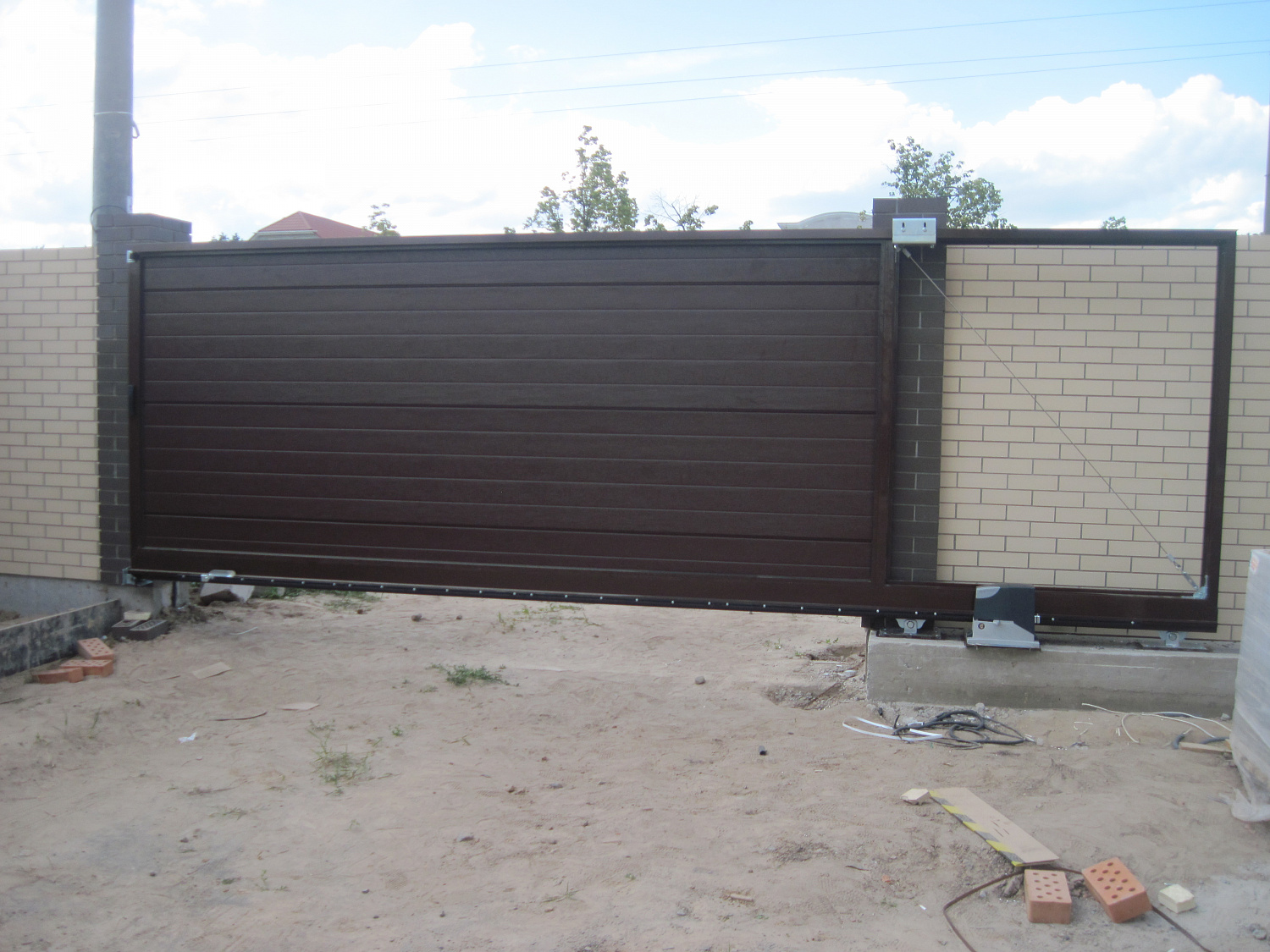 Откатные ворота и калитка серии ADS400 ALUTECH. Город Бровары