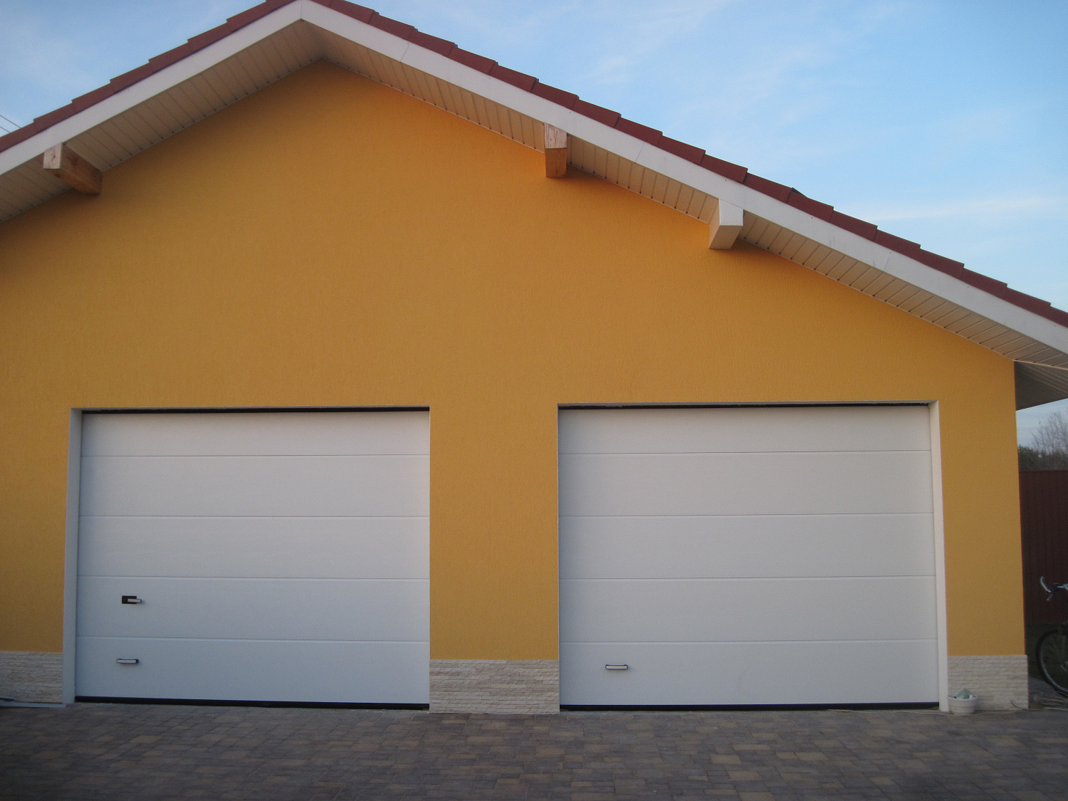 Гаражные автоматические ворота, полотно L-гофр, цвет белый.