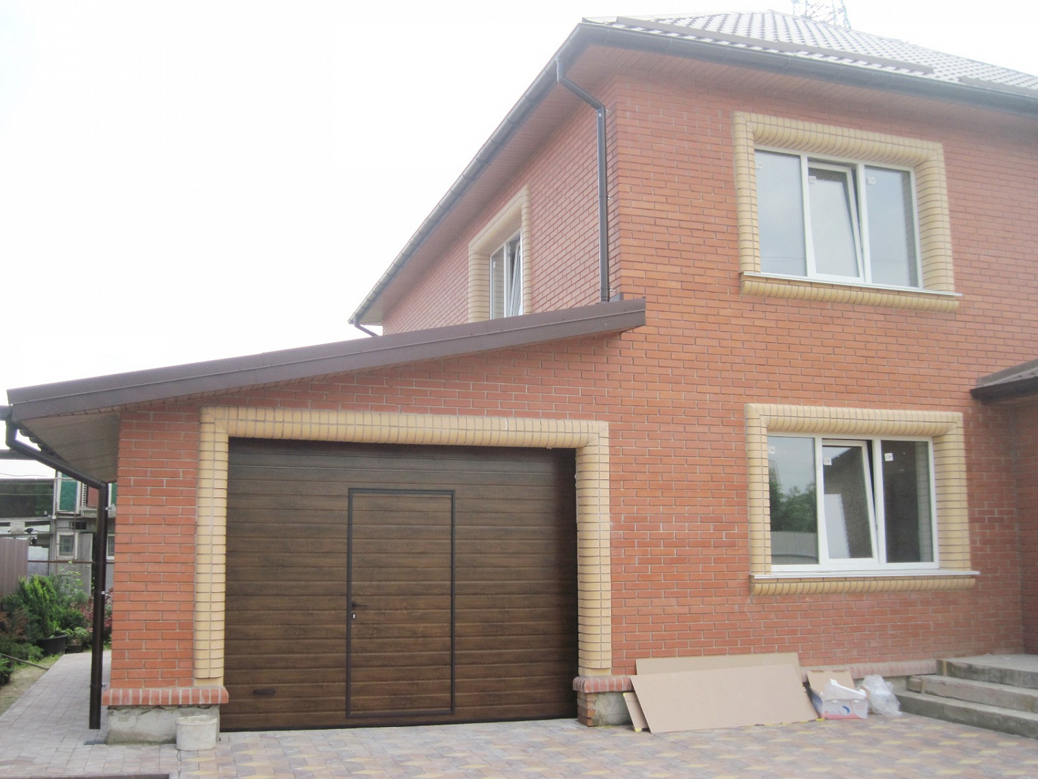 Ворота автоматические гаражные Алютех с калиткой.