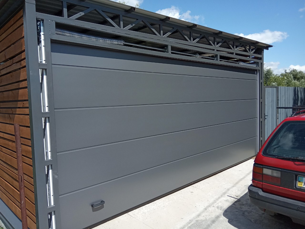 Ворота гаражні секційні в кольорі антрацит.