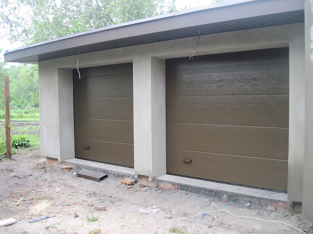 Секционные ворота с автоматическим приводом.