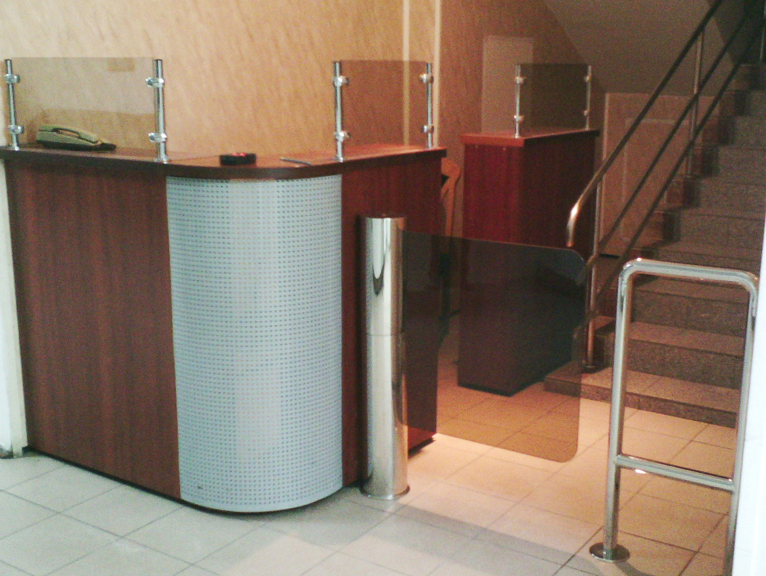 Установка турникета-калитки GATE-GS с полированной стали и тонированным ударопрочным стеклом (МАУП).