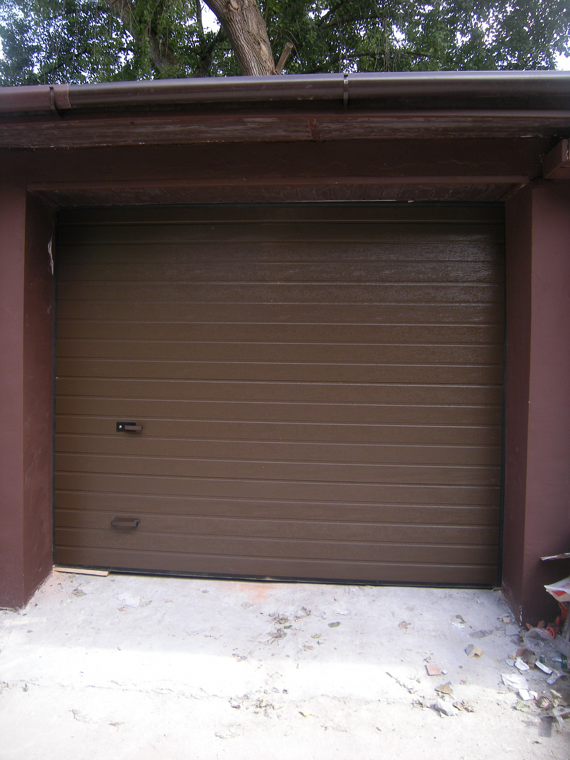 Гаражные секционные ворота Classic, панель S-гофр,цвет коричневый 8014.