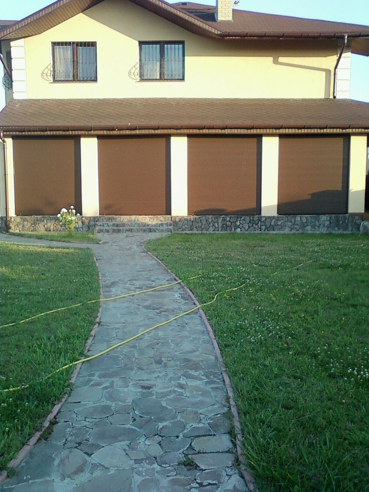 Роллеты с ручным управлением при помощи редуктор корда.