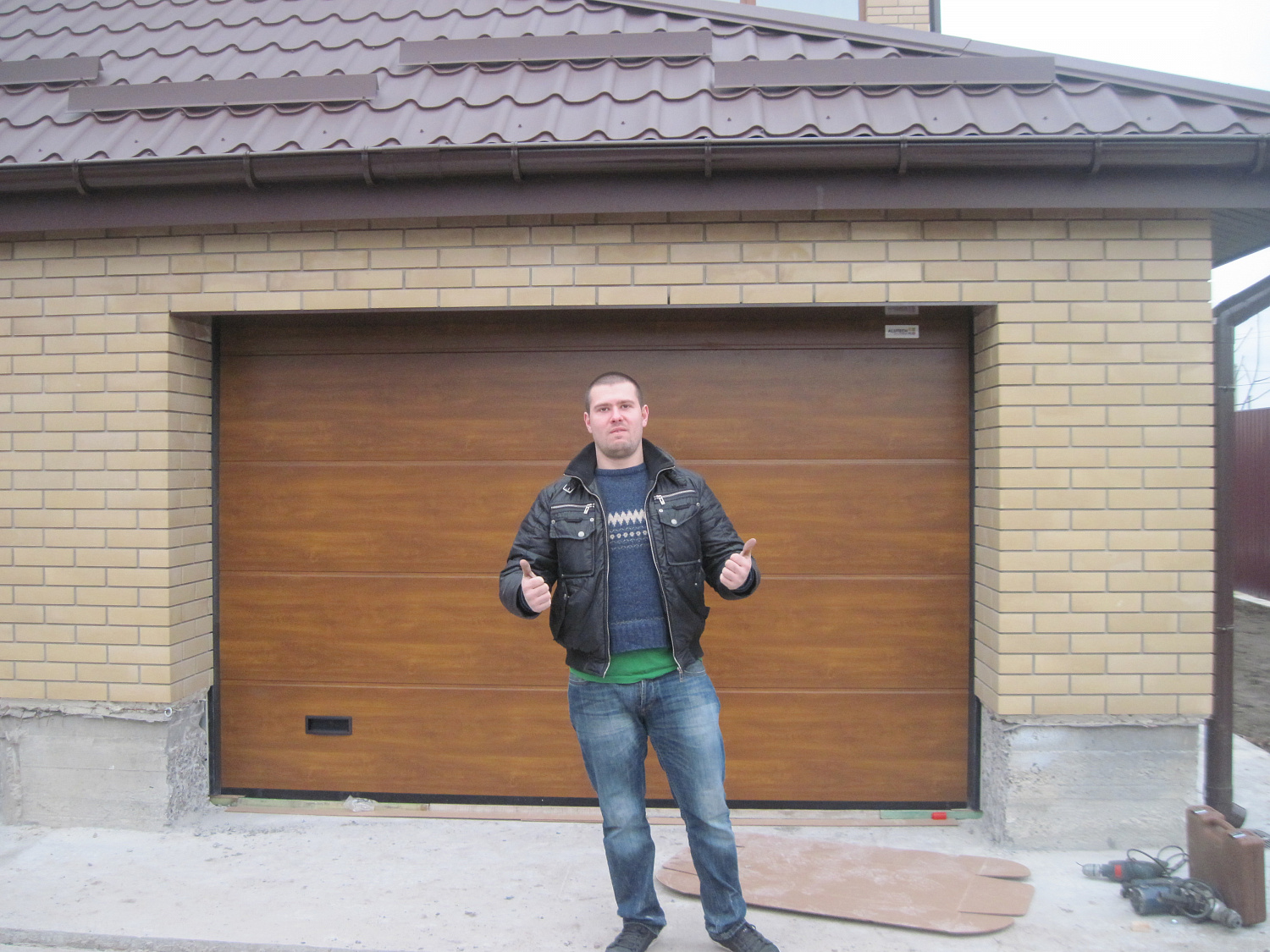 Гаражные автоматические ворота Алютех. Полотно L-гофра, цвет золотой дуб.