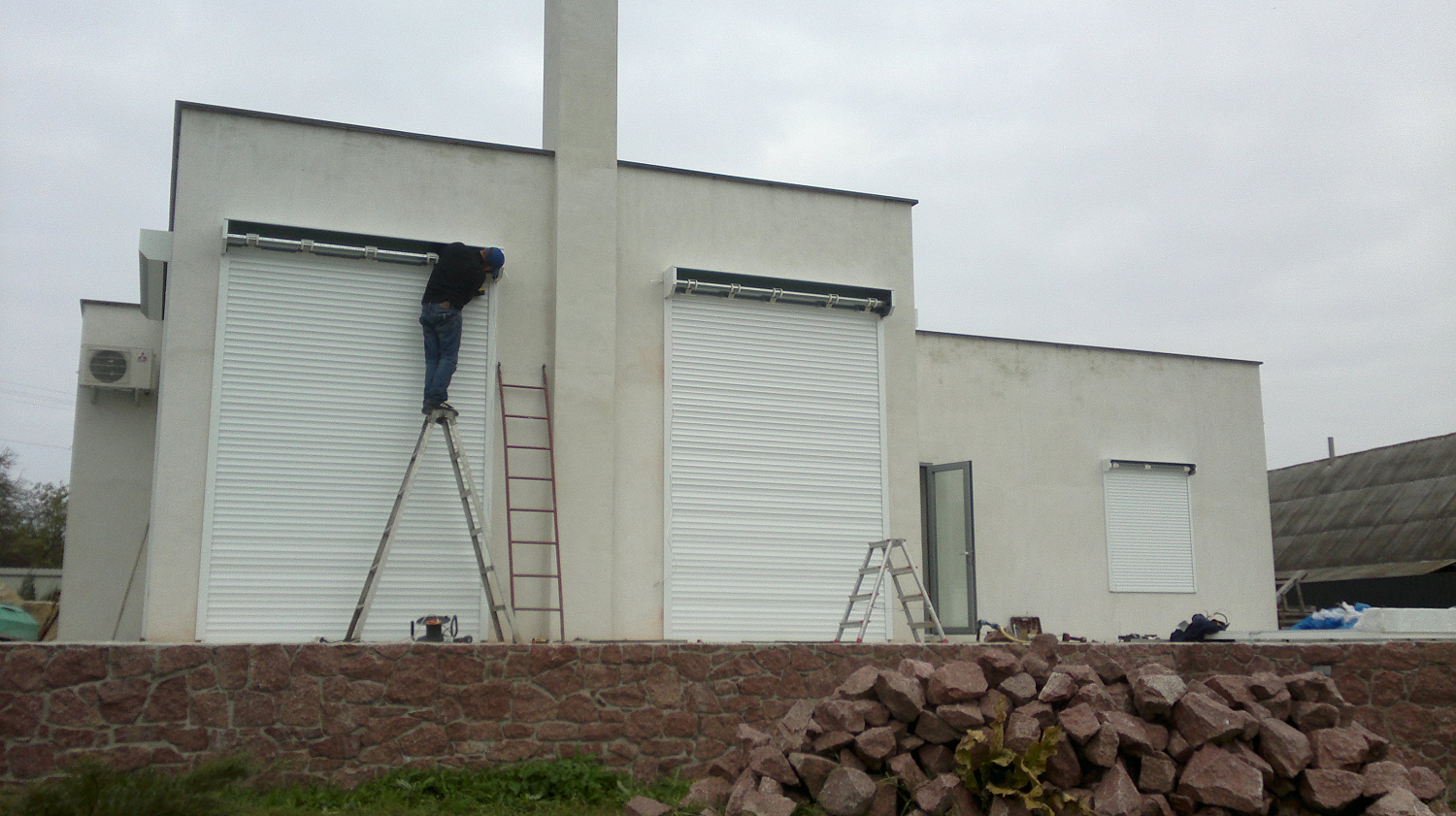 Автоматические роллеты из алюминиевого экструдированного профиля.  