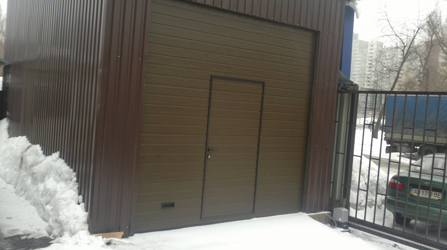 Секционные промышленные ворота с калиткой.