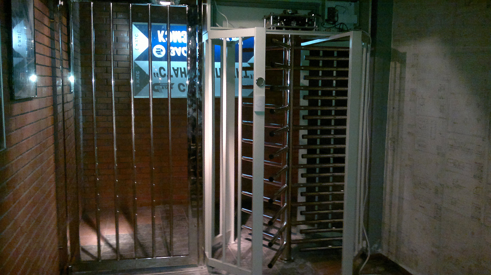 Турникет полноростовой однопроходной электромеханический с аварийной калиткой.Модель SESAME корпус стальной окрашенный, ротор н/ж полированный.