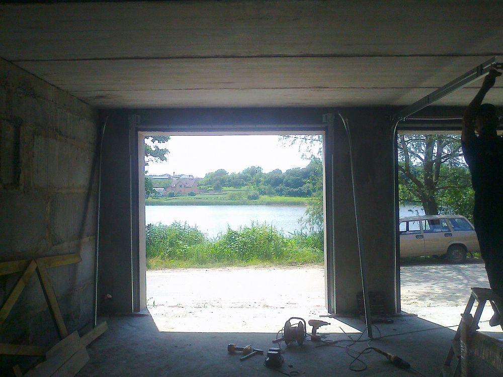 Гаражные автоматические секционные ворота Алютех.