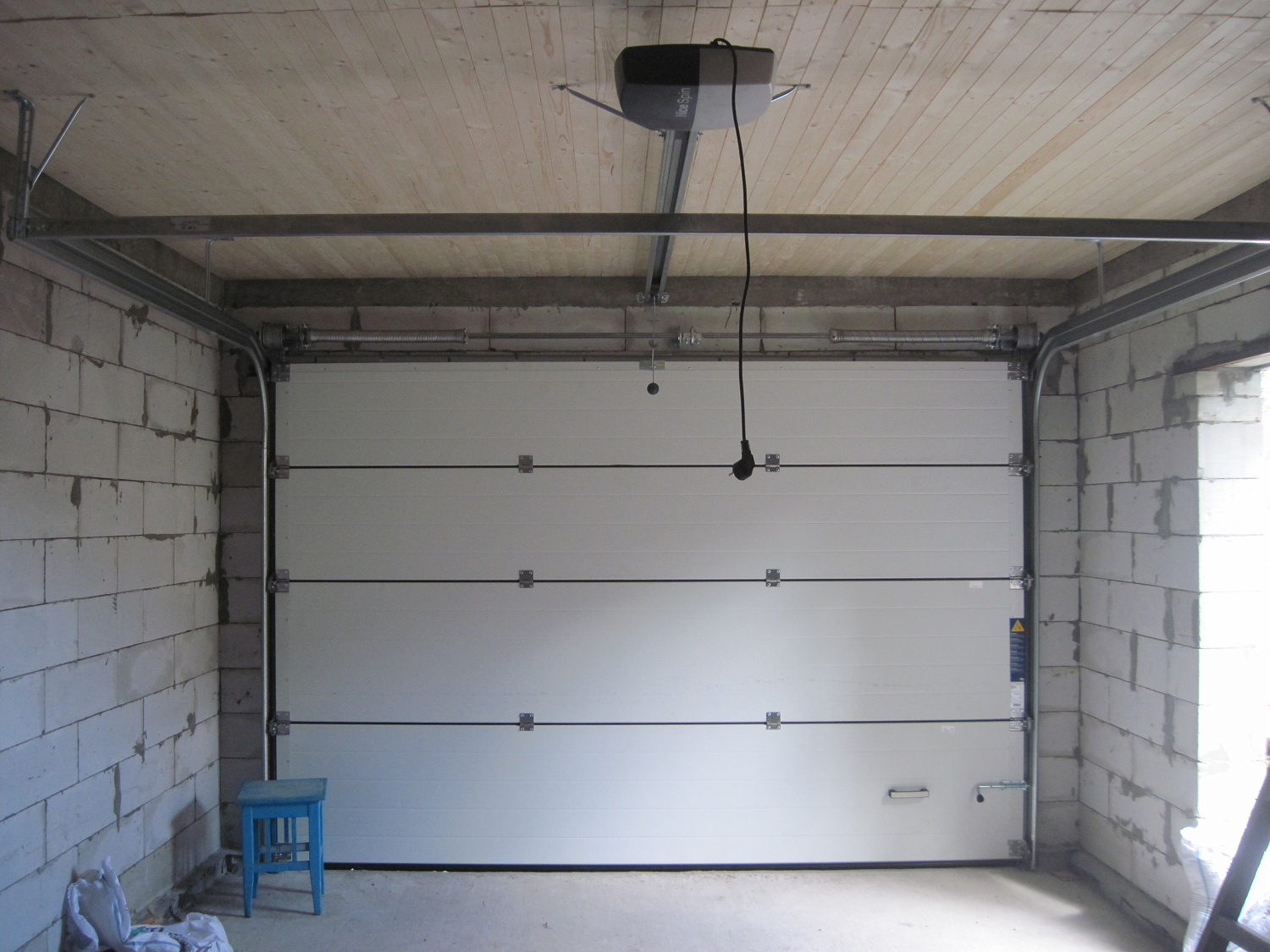 Установка гаражных автоматических ворот Алютех, панель s-гофр, ral 8017.