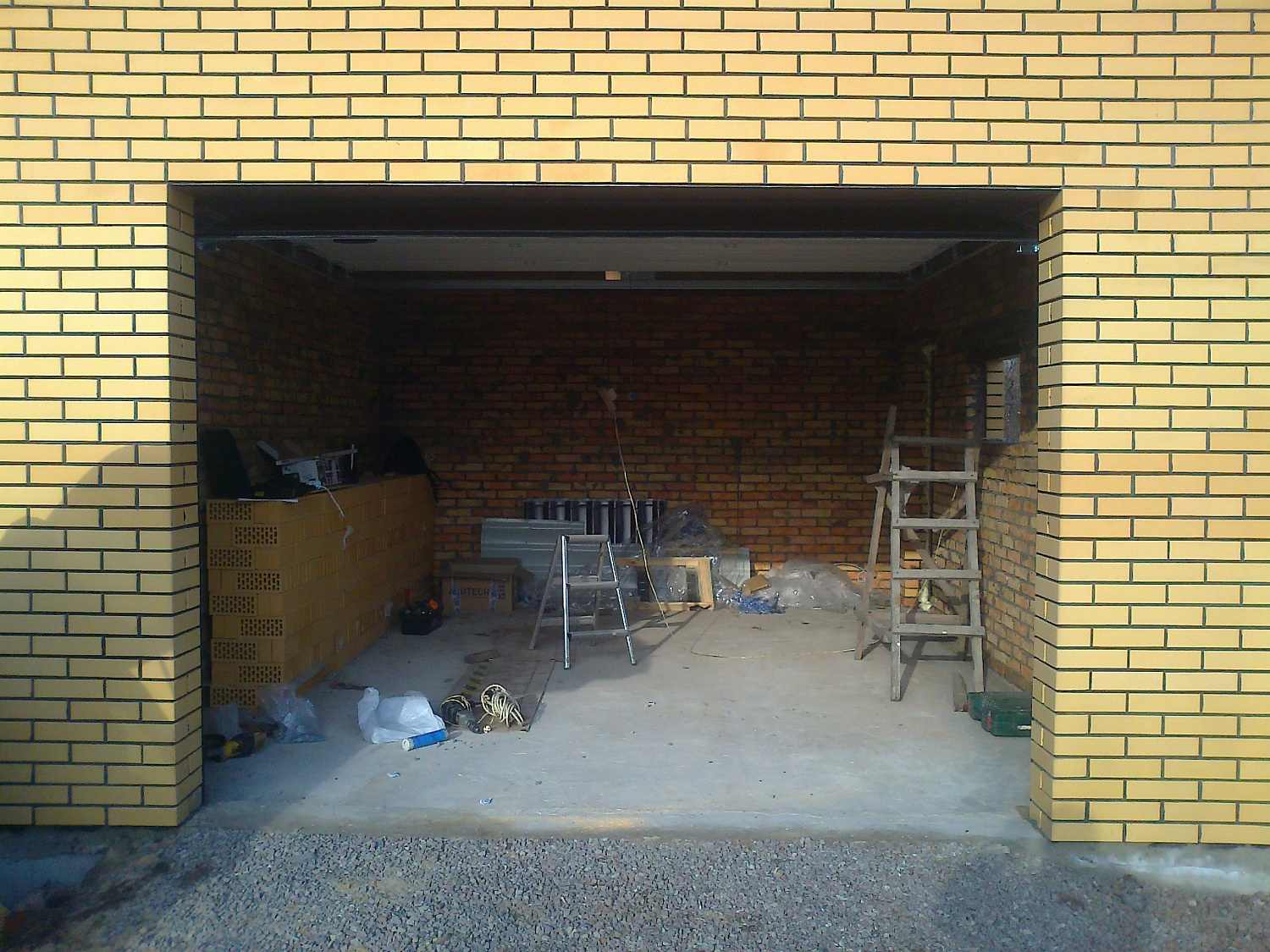 Гаражні автоматичні ворота Алютех. Колір Золотий дуб, S-гофр.