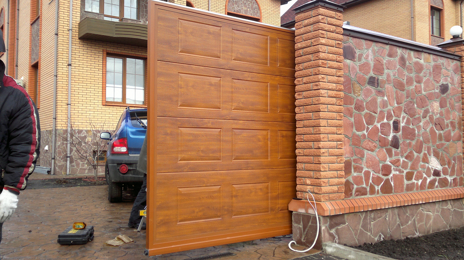 Ворота откатные автоматические,плюс калитка,заполнение сендвич панели филёнка золотой дуб.