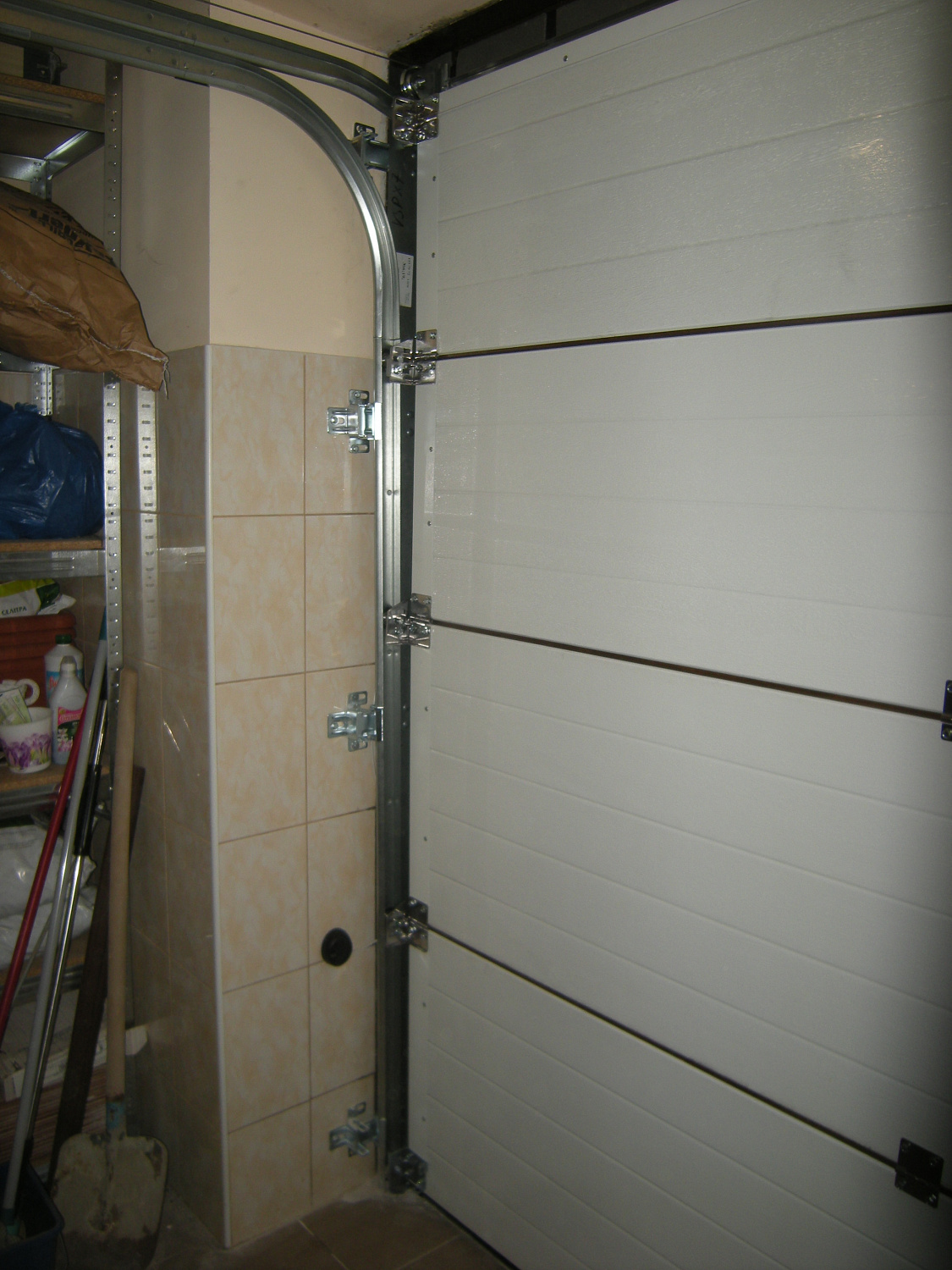 Ворота секционные Алютех со встроенным монтажом и задним расположением вала