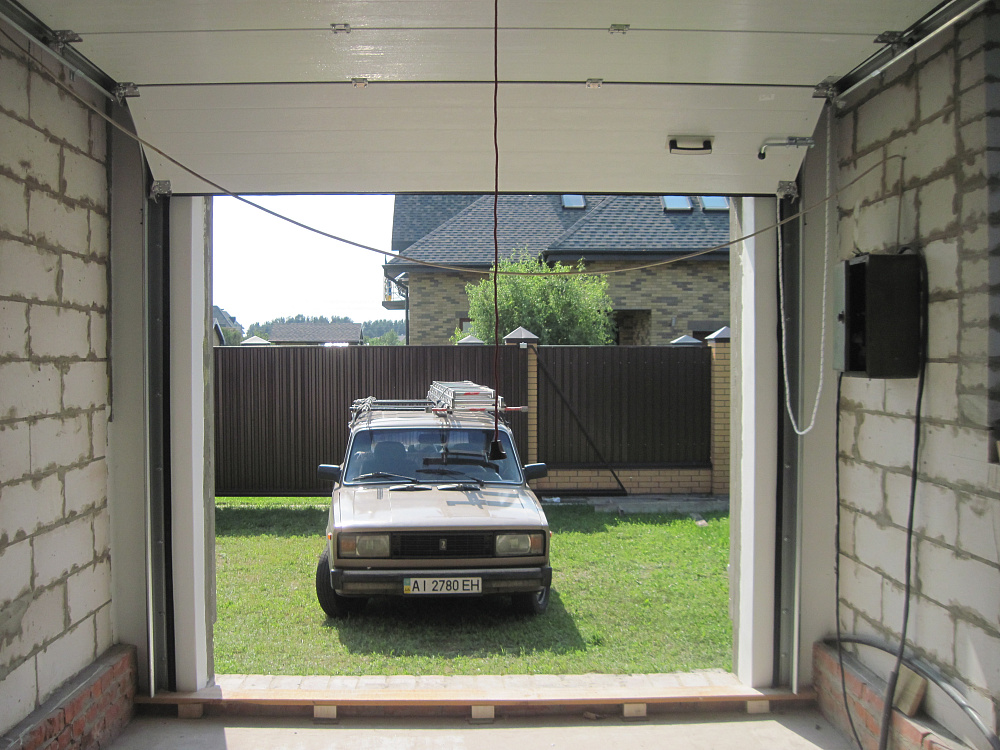 Ворота гаражные секционные S-гофр темный дуб