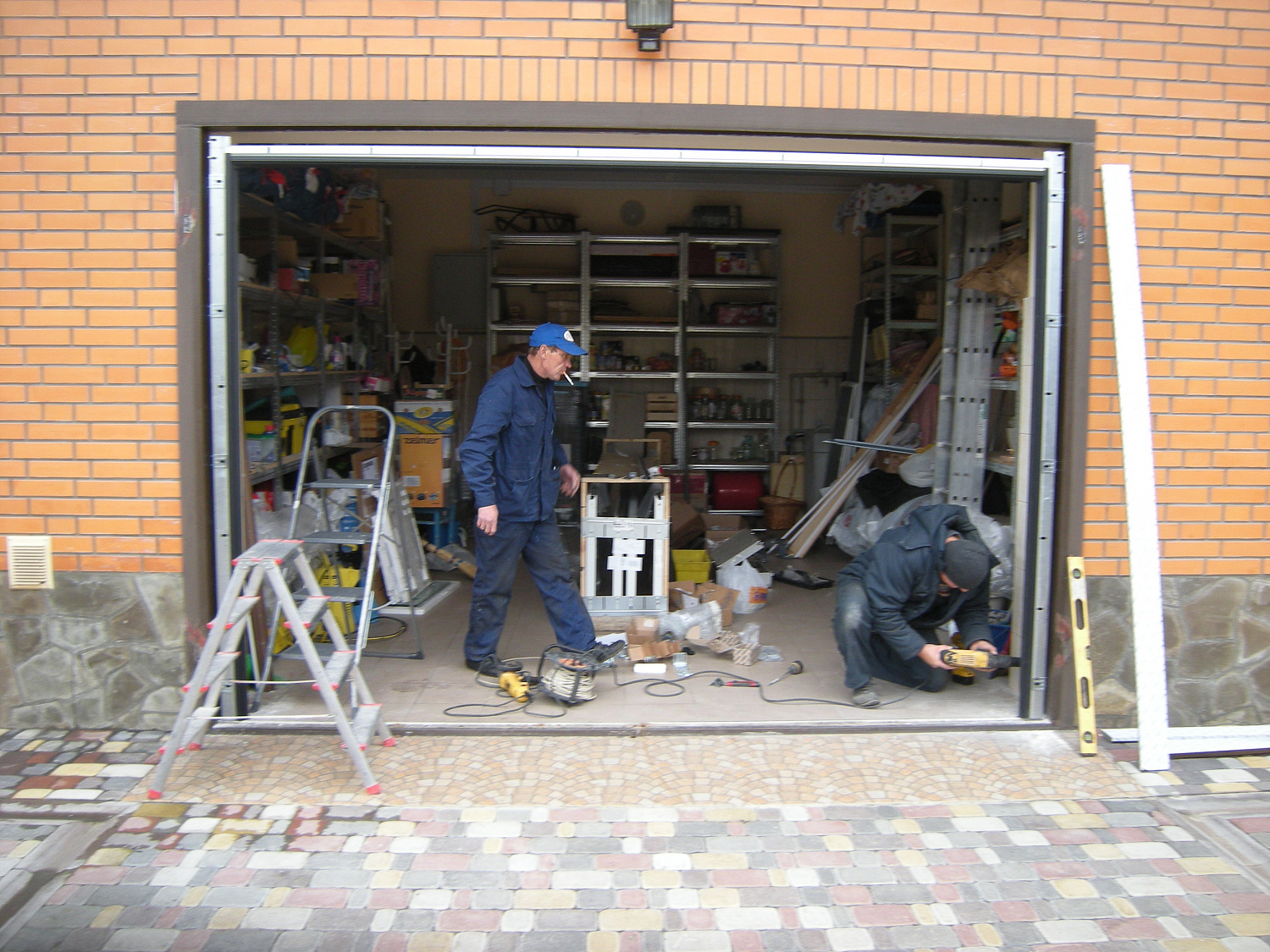 Ворота секционные Алютех со встроенным монтажом и задним расположением вала